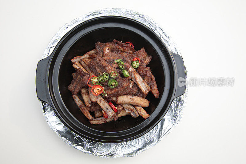 Cured pork ribs (腊排骨) in clay pot